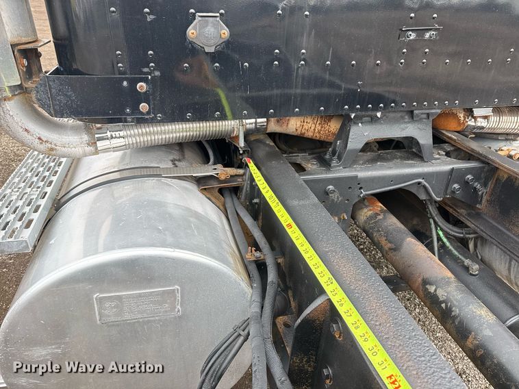 image for item EG2536 1996 International 9400 truck cab and chassis