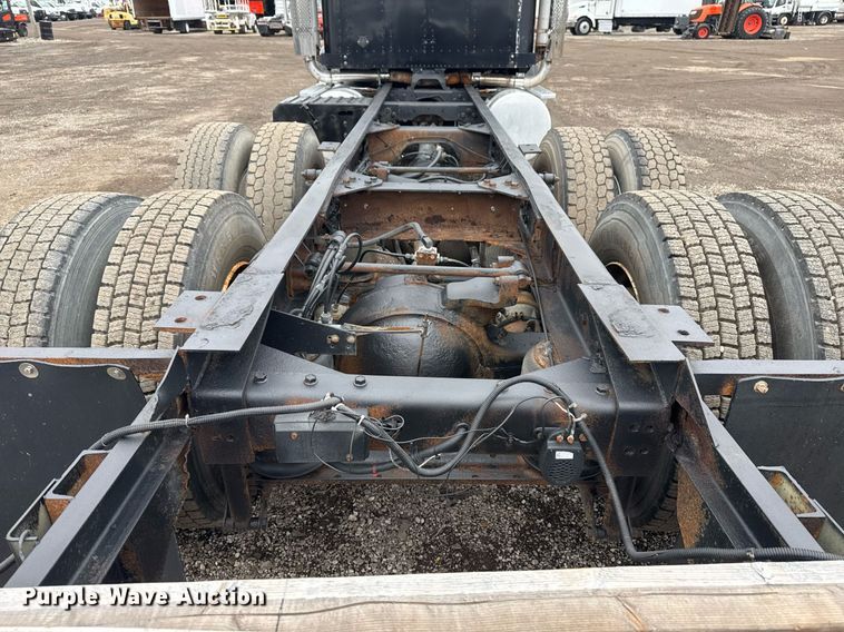 image for item EG2536 1996 International 9400 truck cab and chassis