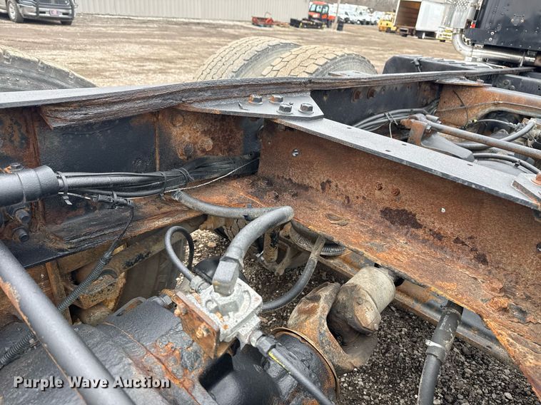 image for item EG2536 1996 International 9400 truck cab and chassis