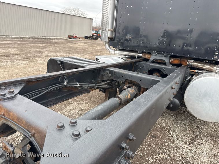 image for item EG2536 1996 International 9400 truck cab and chassis