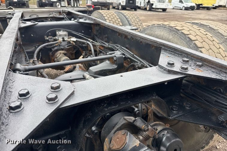 image for item EG2536 1996 International 9400 truck cab and chassis