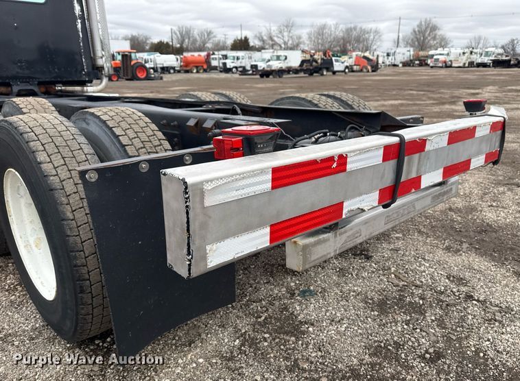 image for item EG2536 1996 International 9400 truck cab and chassis