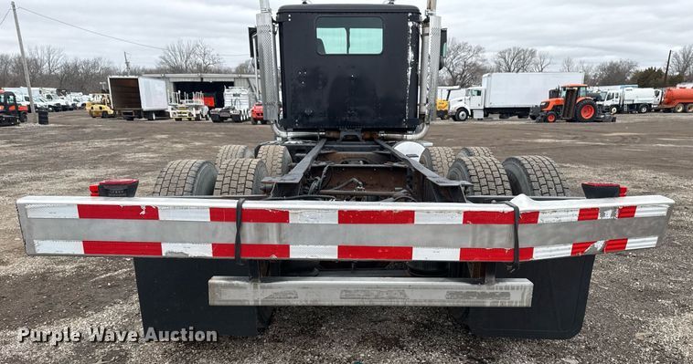 image for item EG2536 1996 International 9400 truck cab and chassis