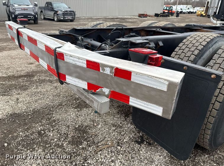 image for item EG2536 1996 International 9400 truck cab and chassis