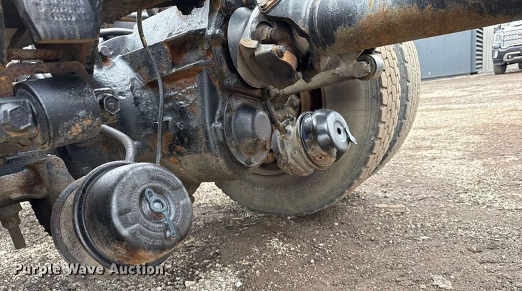 image for item EG2536 1996 International 9400 truck cab and chassis