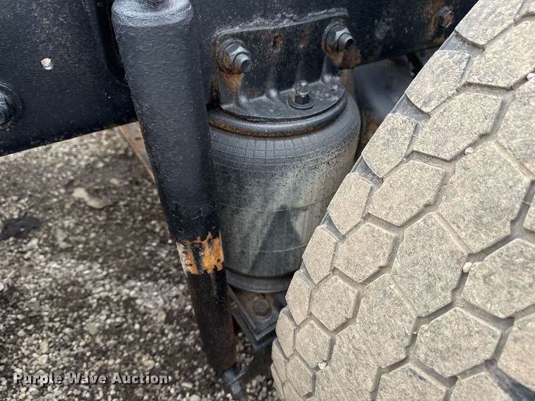 image for item EG2536 1996 International 9400 truck cab and chassis