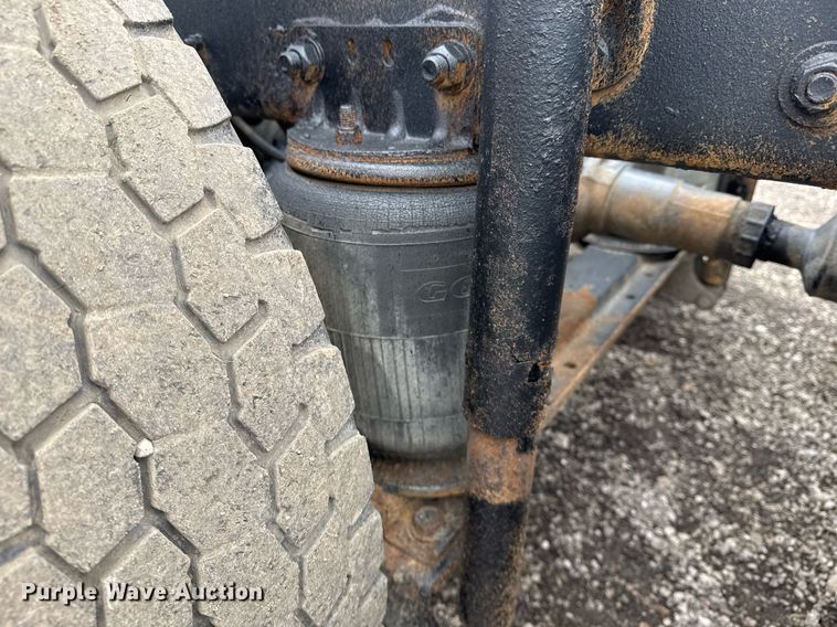 image for item EG2536 1996 International 9400 truck cab and chassis