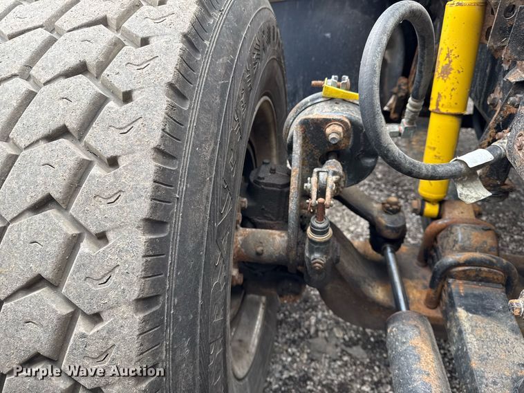 image for item EG2536 1996 International 9400 truck cab and chassis