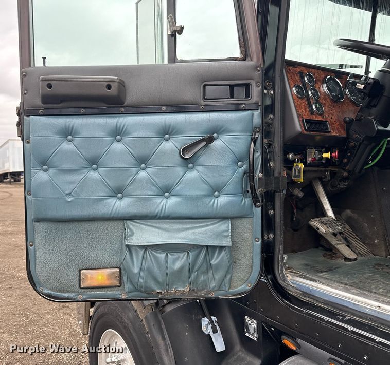 image for item EG2536 1996 International 9400 truck cab and chassis