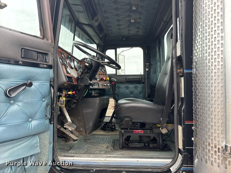 image for item EG2536 1996 International 9400 truck cab and chassis