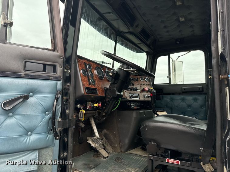 image for item EG2536 1996 International 9400 truck cab and chassis