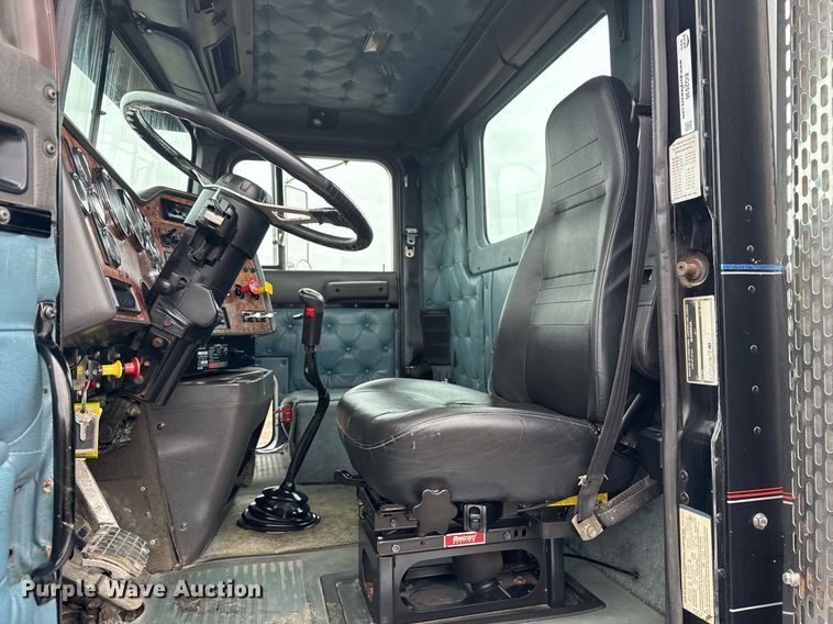 image for item EG2536 1996 International 9400 truck cab and chassis