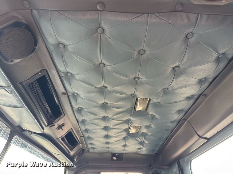 image for item EG2536 1996 International 9400 truck cab and chassis