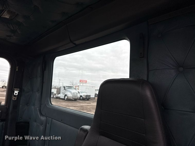 image for item EG2536 1996 International 9400 truck cab and chassis