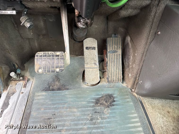 image for item EG2536 1996 International 9400 truck cab and chassis