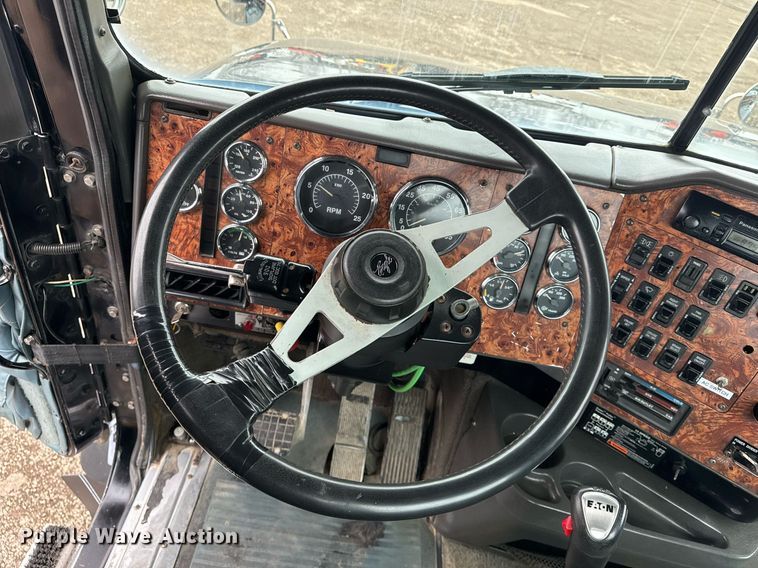 image for item EG2536 1996 International 9400 truck cab and chassis