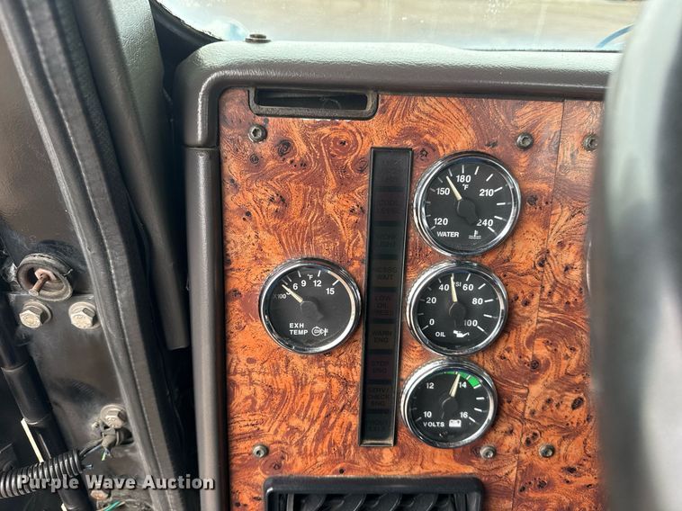 image for item EG2536 1996 International 9400 truck cab and chassis