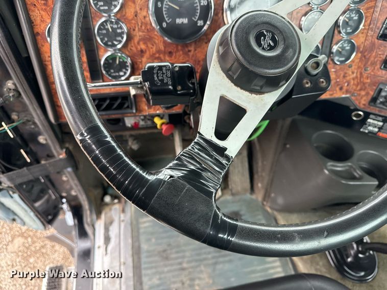 image for item EG2536 1996 International 9400 truck cab and chassis