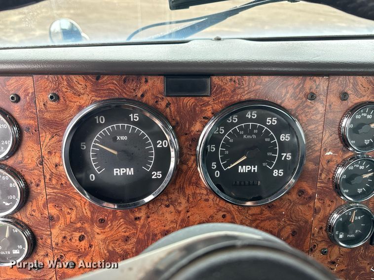 image for item EG2536 1996 International 9400 truck cab and chassis