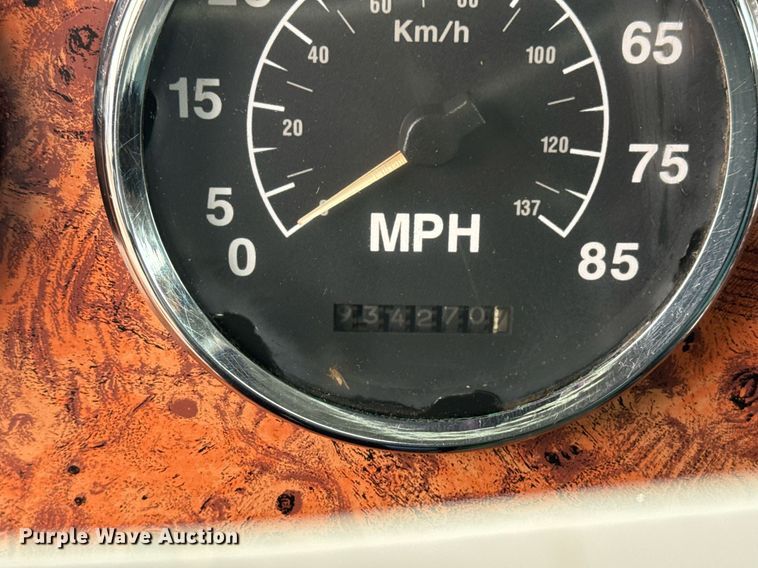 image for item EG2536 1996 International 9400 truck cab and chassis