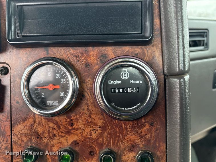 image for item EG2536 1996 International 9400 truck cab and chassis