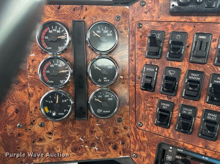 image for item EG2536 1996 International 9400 truck cab and chassis