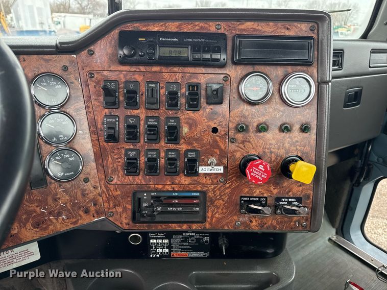 image for item EG2536 1996 International 9400 truck cab and chassis