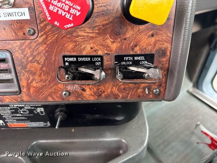 image for item EG2536 1996 International 9400 truck cab and chassis