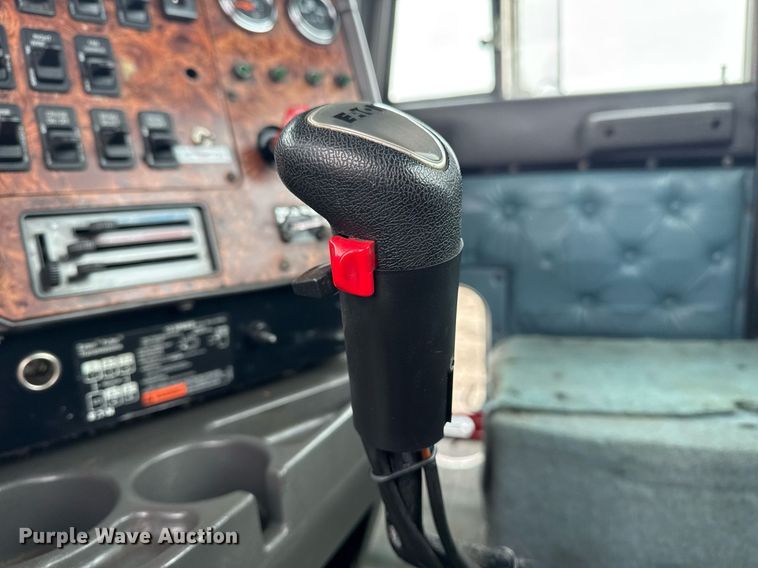 image for item EG2536 1996 International 9400 truck cab and chassis