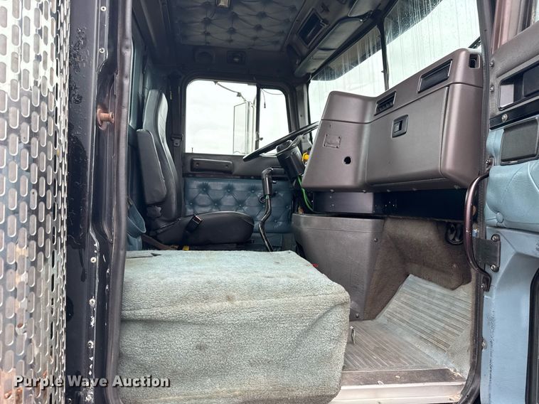 image for item EG2536 1996 International 9400 truck cab and chassis