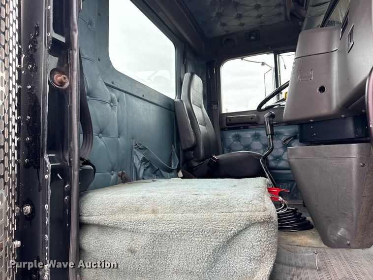 image for item EG2536 1996 International 9400 truck cab and chassis