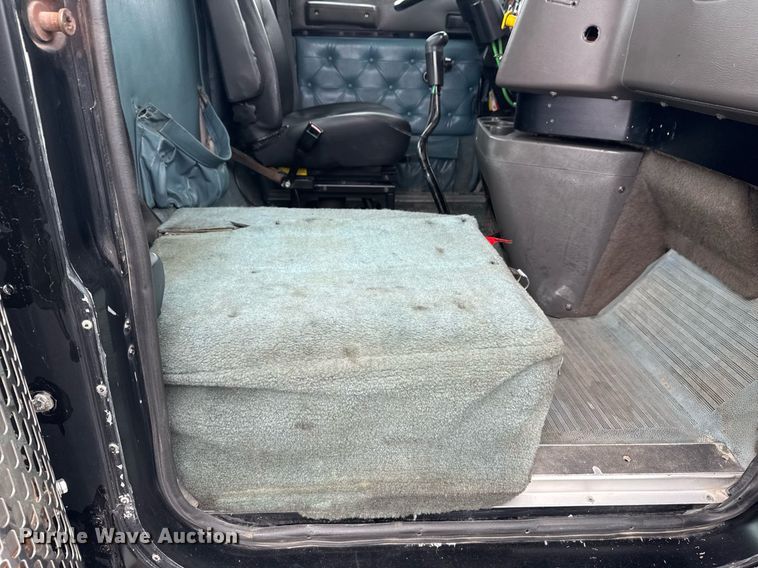 image for item EG2536 1996 International 9400 truck cab and chassis