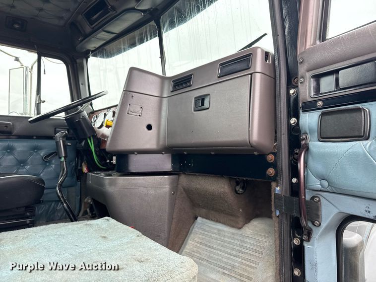 image for item EG2536 1996 International 9400 truck cab and chassis