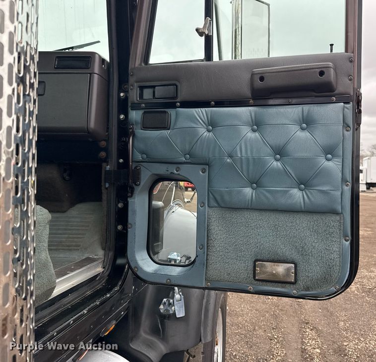 image for item EG2536 1996 International 9400 truck cab and chassis