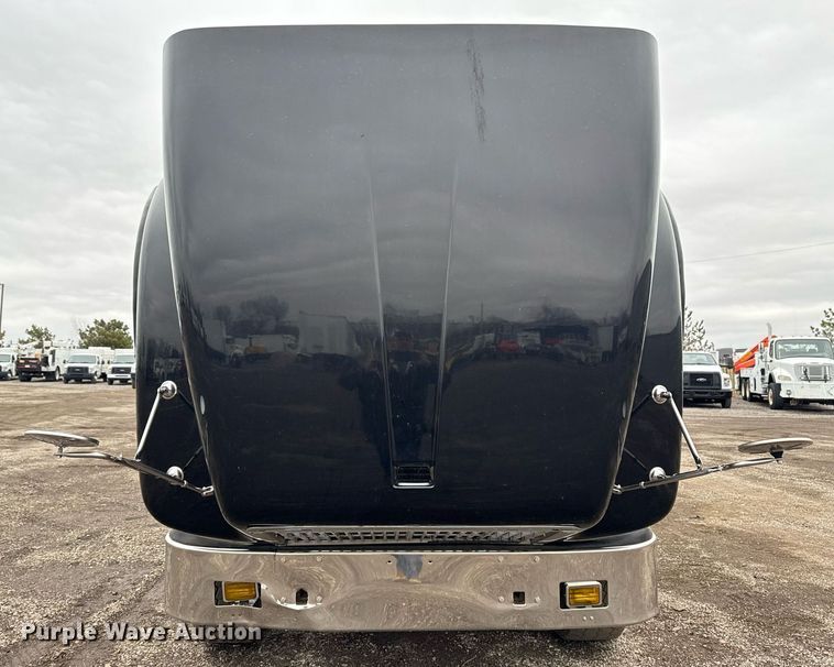 image for item EG2536 1996 International 9400 truck cab and chassis