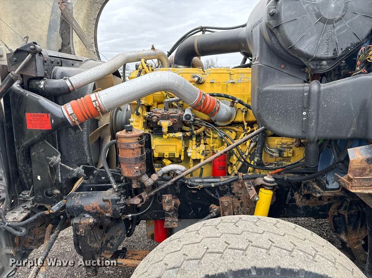 image for item EG2536 1996 International 9400 truck cab and chassis