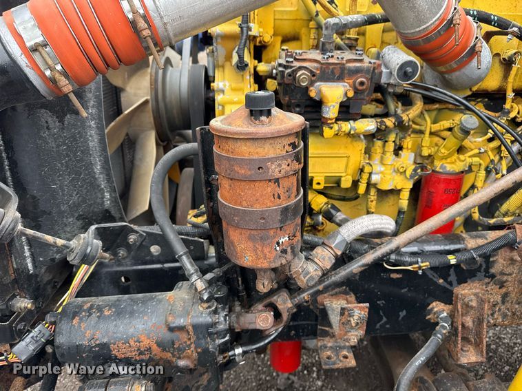 image for item EG2536 1996 International 9400 truck cab and chassis