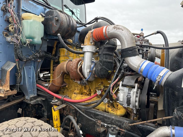 image for item EG2536 1996 International 9400 truck cab and chassis