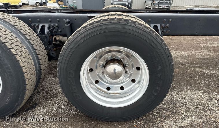 image for item EG2536 1996 International 9400 truck cab and chassis