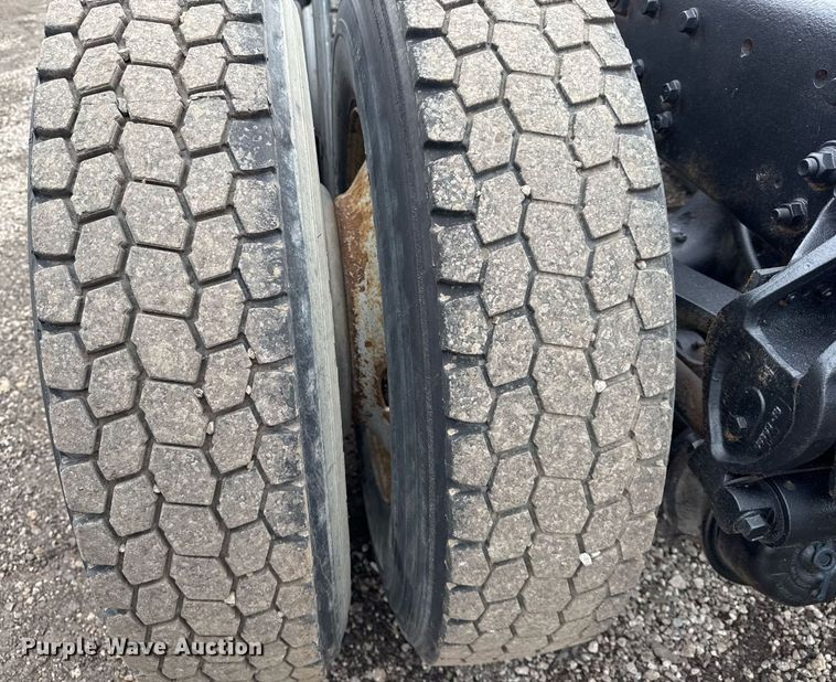 image for item EG2536 1996 International 9400 truck cab and chassis