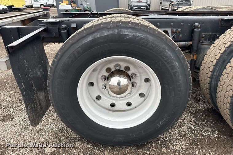 image for item EG2536 1996 International 9400 truck cab and chassis