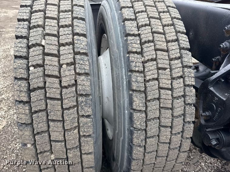 image for item EG2536 1996 International 9400 truck cab and chassis