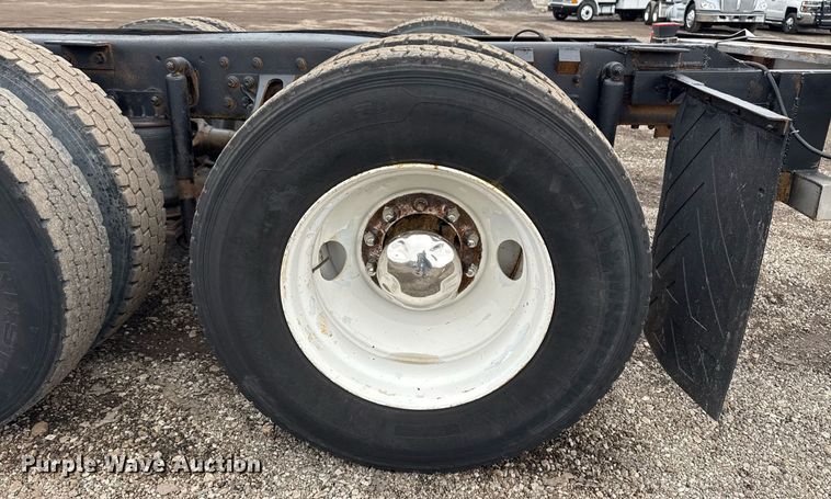 image for item EG2536 1996 International 9400 truck cab and chassis