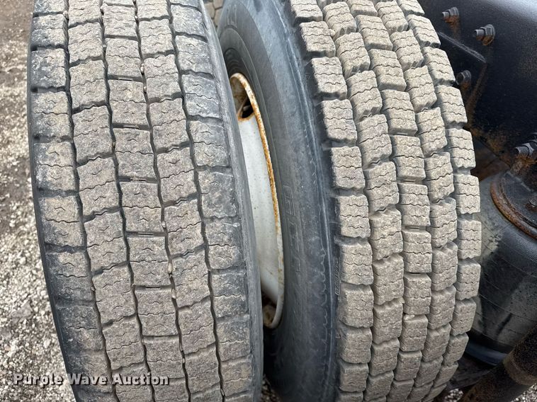 image for item EG2536 1996 International 9400 truck cab and chassis