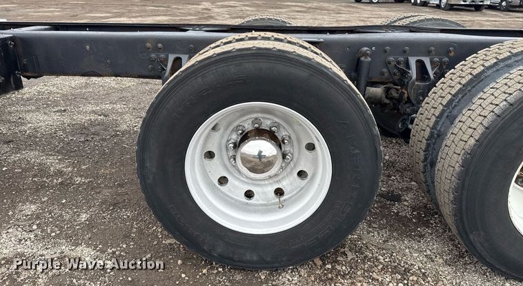 image for item EG2536 1996 International 9400 truck cab and chassis