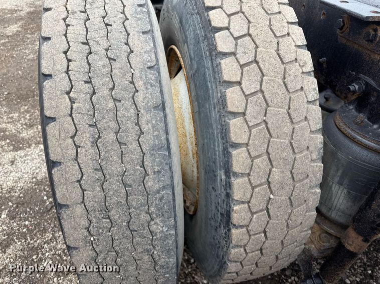 image for item EG2536 1996 International 9400 truck cab and chassis