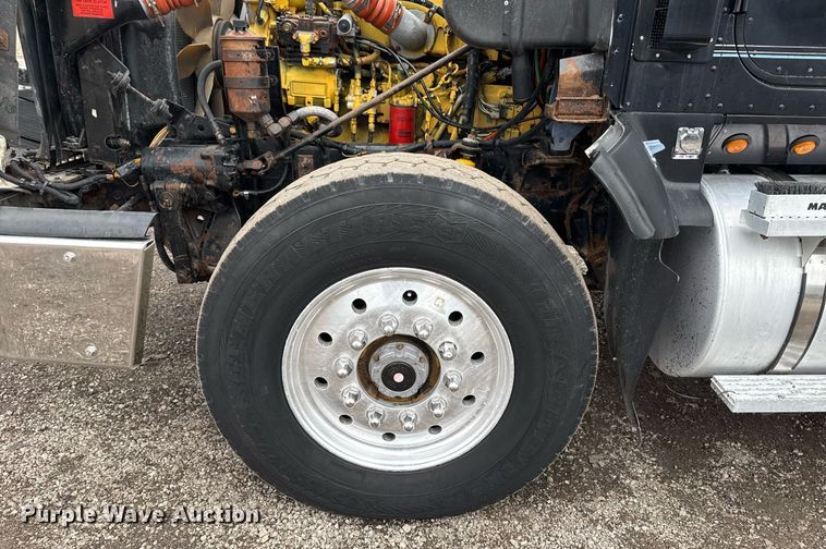 image for item EG2536 1996 International 9400 truck cab and chassis