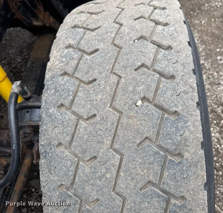 image for item EG2536 1996 International 9400 truck cab and chassis