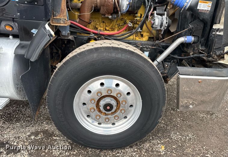 image for item EG2536 1996 International 9400 truck cab and chassis