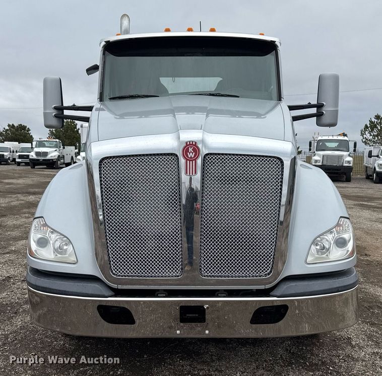 image for item EG2543 2016 Kenworth T680 semi truck
